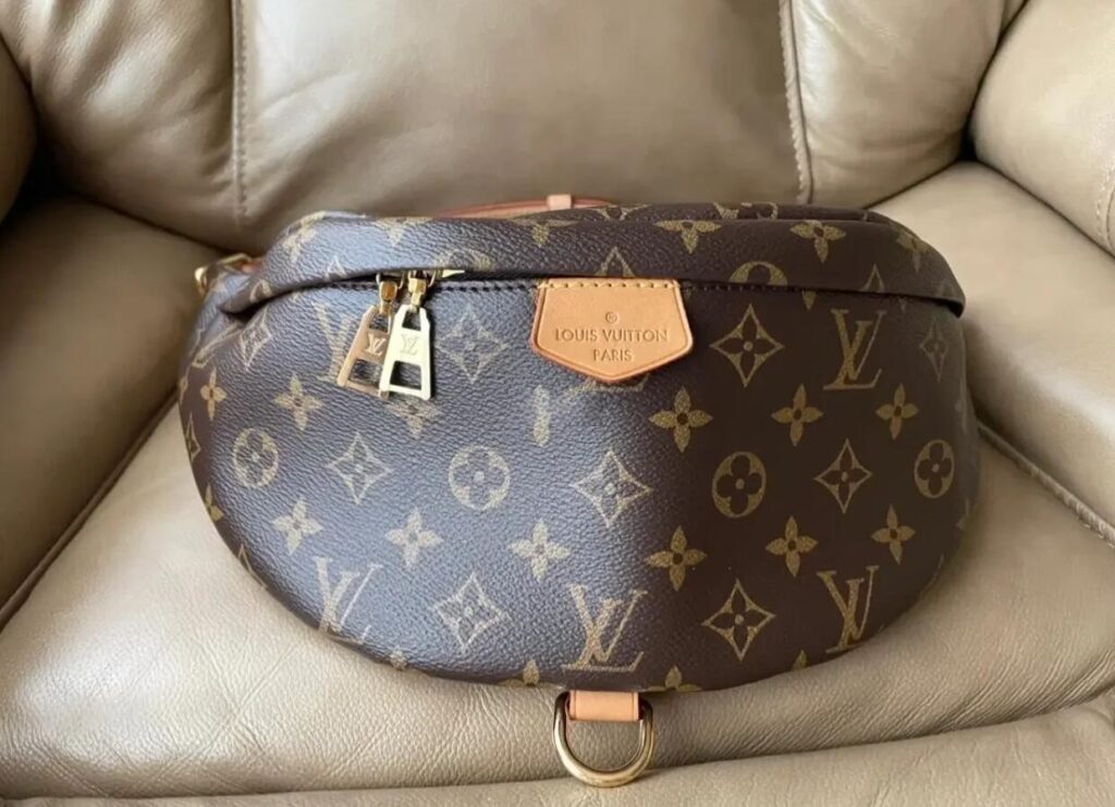 The louis vuitton waist bag replica is mult purpose,it can be used as an accessory or as a back bag